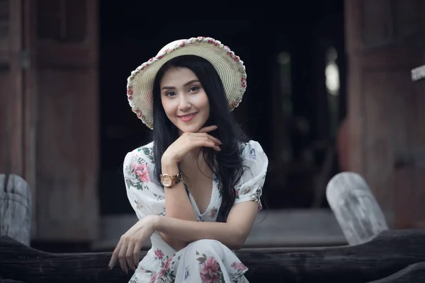 Beautiful Asian Women Girl Portrait Profile Smiling Garden Retro Vintage — Stock Photo, Image