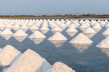 Akşam Tayland 'da Samut Songkhram' da çiğ tuz