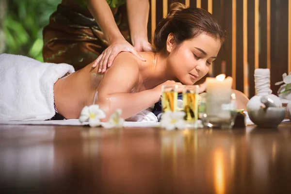 Mujeres Jóvenes Chica Asiática Spa Belleza Herbal Con Aceite Hierbas — Foto de Stock