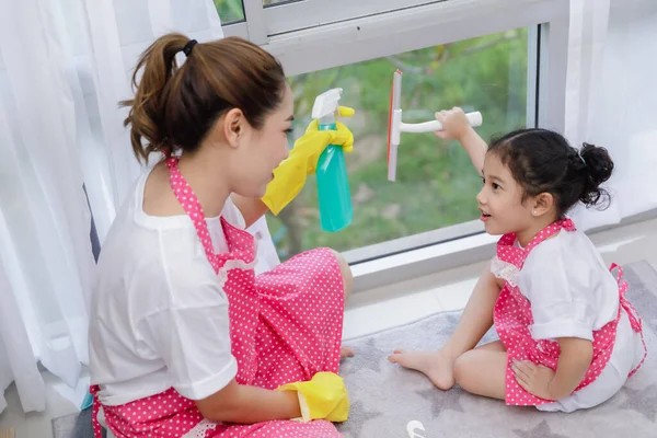 Asiática Madre Enseñanza Hija Ayudar Limpiar Limpieza Casa Ventanas Vidrio —  Fotos de Stock