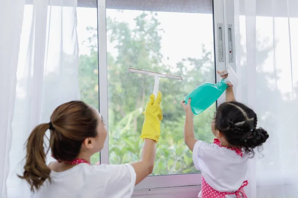 Asiática Madre Enseñanza Hija Ayudar Limpiar Limpieza Casa Ventanas Vidrio —  Fotos de Stock