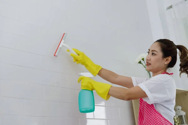 Mãe Asiática Ensinando Filha Ajudar Limpar Casa Limpeza Janelas Vidro — Fotografia de Stock