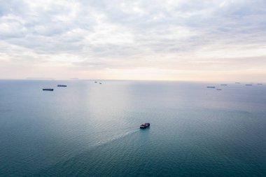 Hava sahili manzarası ve deniz ufkunda yüzen küçük konteyner gemisi ve Tayland 'da akşam vakti bulutlu arka plan. 