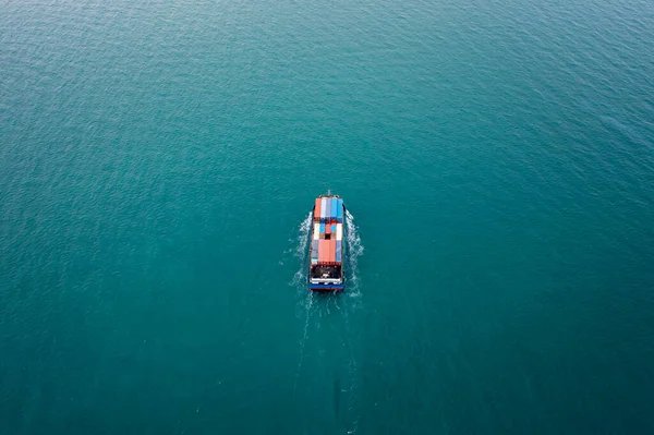 Контейнерное Судно Воздушным Видом Сверху Парусный Спорт Зеленому Морю Полный — стоковое фото