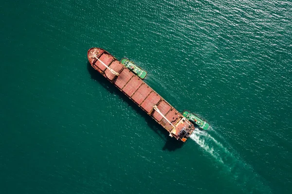 Εναέρια Πάνω Όψη Ρυμουλκό Τραβώντας Κόκκινο Πλοίο Πετρελαίου Στο Ναυπηγείο — Φωτογραφία Αρχείου