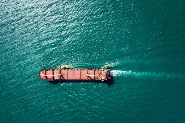 空中トップビュータグボートは 造船所の修理とメンテナンスに行く緑の海に油船タンカーをドラッグします — ストック写真