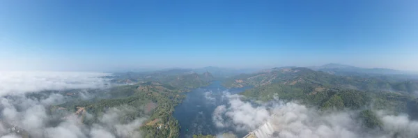 パノラマ風景素晴らしい景色前水井ダムまたは貯水池の谷と青空でチェンマイタイ 背景ウェブページのためのドローンからの航空ビュー — ストック写真
