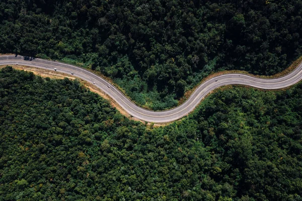 길다란 도로는 우림의 항공기로 촬영한 최북단의 연결하는 계곡에서 — 스톡 사진