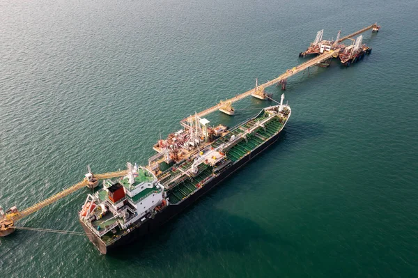 Oil Tank Ship Loading Unloading Oil Gasoline Commercial Dock Sea — 图库照片
