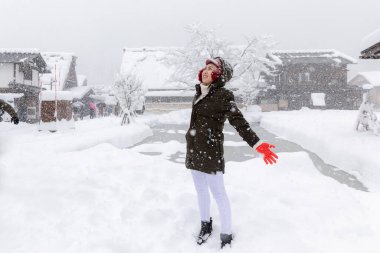 Kışın kar mevsiminde seyahat eden Asyalı genç kız Shirakawa köyü Osaka Japonya 'ya gider.
