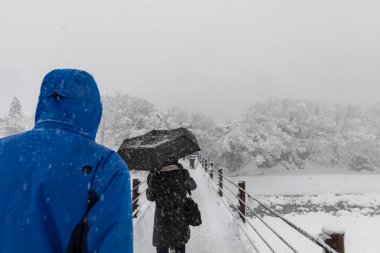 Shirakawa-go 'daki kulübede yolculuk ve Japonya' daki Unesco kar sezonu tarihi.