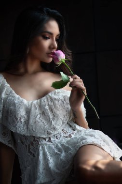Seksi bayan thai model sanat portresi duygusal sevgililer günü konsepti koyu arka planda