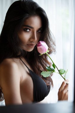Seksi bayan thai model sanat portresi duygusal sevgililer günü konsepti koyu arka planda