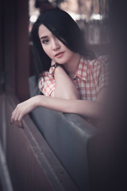 Toplum içinde genç Asyalı mankenlerin hayat portresi ve moda tarzı.