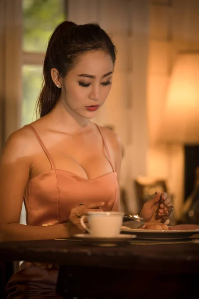Jovem Asiático Menina Noite Vestido Jantar Sob Candlelight Sozinho — Fotografia de Stock