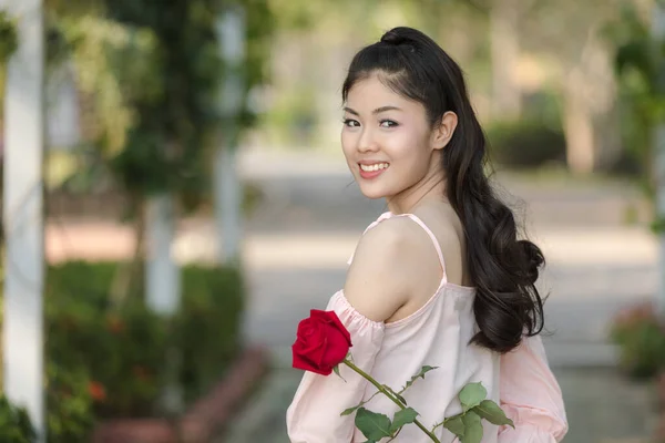 Όμορφο Πορτρέτο Νεαρό Κορίτσι Από Την Ασία Χαμογελώντας Κόκκινα Τριαντάφυλλα — Φωτογραφία Αρχείου
