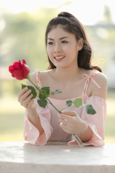 美丽的肖像画年轻的亚洲女孩带着玫瑰花笑在花园里情人的概念 — 图库照片