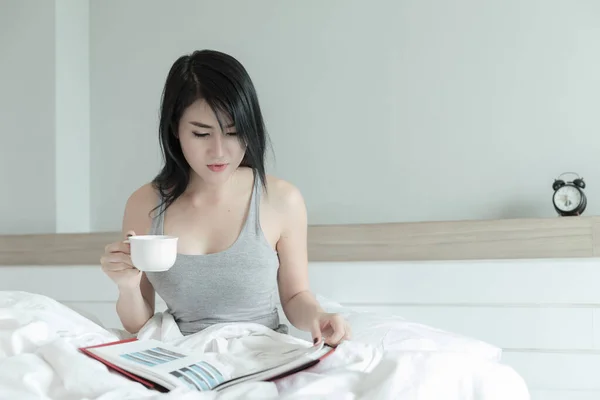 Mujer Modelo Retrato Tailandia Están Descansando Tomando Café Cama Dormitorio —  Fotos de Stock