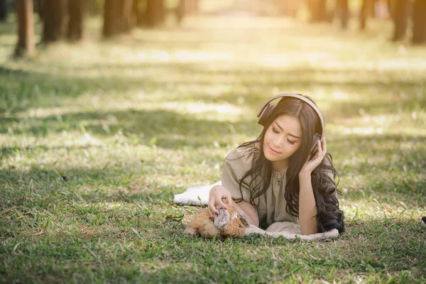 Piękna Azjatycka Kobieta Leży Relaks Słuchanie Słuchawki Bluetooth Muzyki Sosnowym — Zdjęcie stockowe