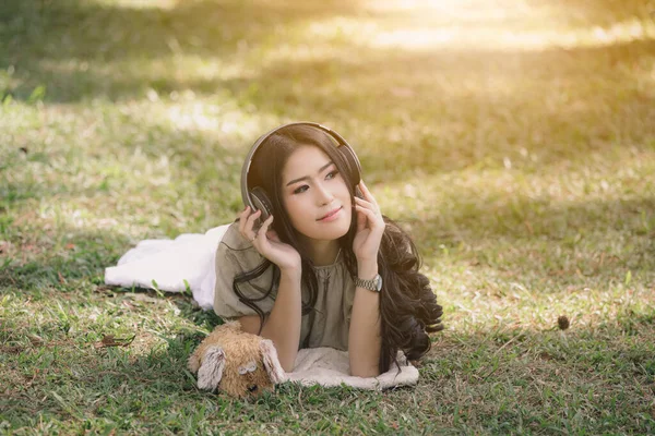 Hermosa Mujer Asiática Tumbada Relajarse Escuchar Auriculares Música Bluetooth Jardín —  Fotos de Stock