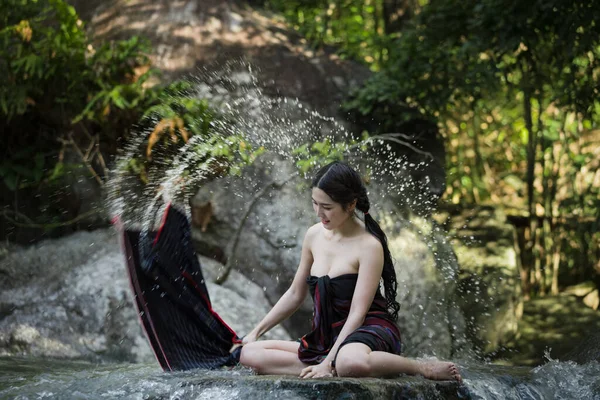 Tayland Seks Mankeni Walterfall Ormanında Banyo Yapıyor — Stok fotoğraf