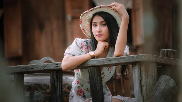 Belles Jeunes Femmes Asiatiques Dans Des Fleurs Rétro Robes Roses — Photo