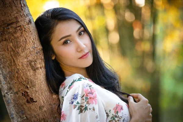 Life Portrét Thajský Model Krásné Dívky Retro Šaty Zahradě Světle — Stock fotografie