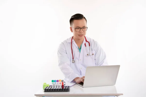 Tailandês Médico Com Amostra Sangue Laptop Cena Conceito Fundo Branco — Fotografia de Stock