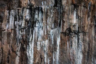 Kra bi Tayland adasındaki kaya uçurumunun doku detayları.