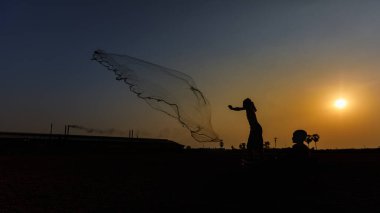 aksiyon balıkçısı silueti gün doğumunda mavi gökyüzü altın arkaplanı