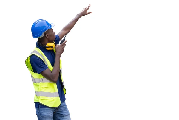 Americano Preto Supervisor Apontando Mão Controle Trabalhadores Falando Walkie Talkie — Fotografia de Stock