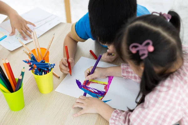 Azjatyckie Dzieci Używają Kolorowych Ołówków Pióro Kreatywne Rysować Obrazy Wesoło — Zdjęcie stockowe