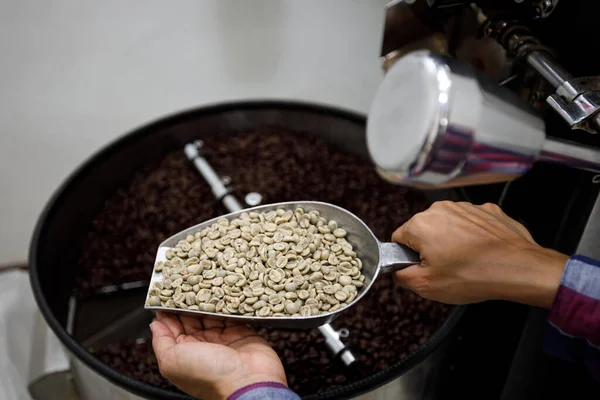 Nahaufnahme Kaffee Trocken Auf Hand Halten Und Spinnmaschine Hintergrund — Stockfoto