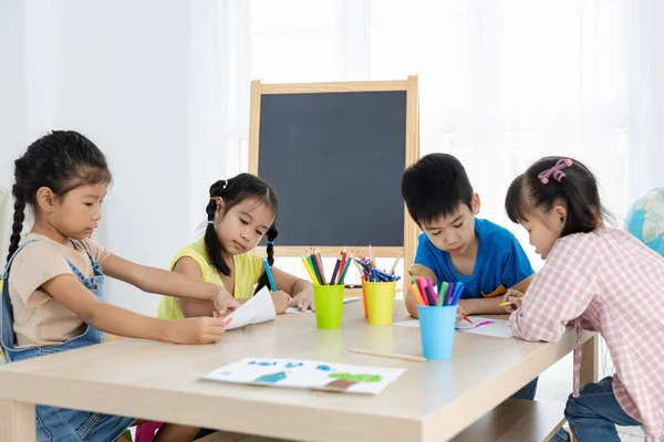 Asyalı Çocuklar Yaratıcı Olmak Için Renkli Kalemler Kullanıyor Okul Konseptine — Stok fotoğraf