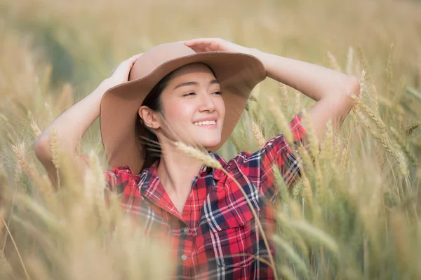 Ung Asiatisk Bonde Flicka Rutig Skjorta Och Hatt Korn Ris — Stockfoto