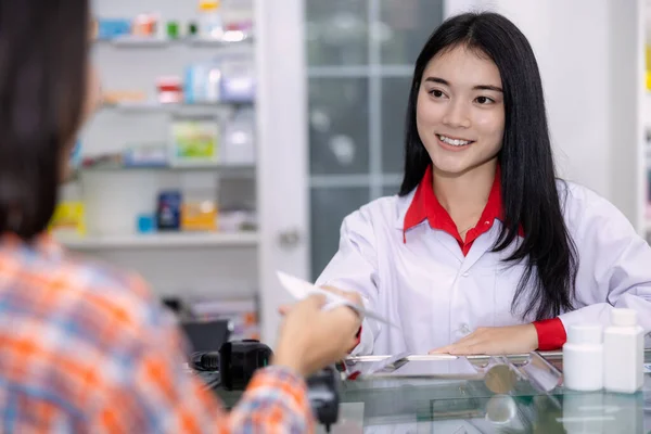 Farmacista Asiatica Parlare Malattia Vendita Farmaci Pazienti Sesso Femminile Farmacia — Foto Stock