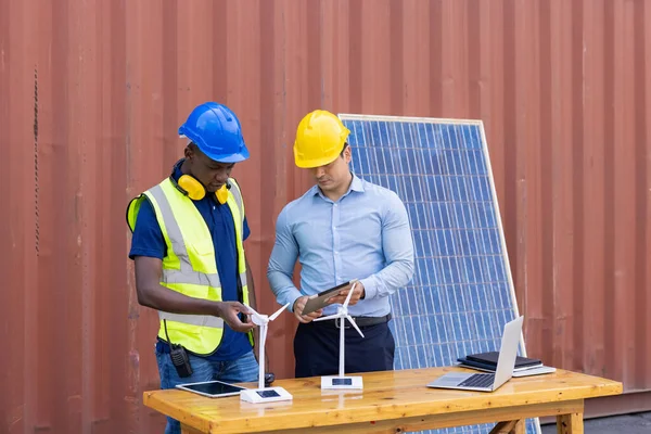 아프리카 미국인 기술자가 에너지작은 풍차와 컨테이너 노트북에 전력을 공급하고 계획하는 — 스톡 사진