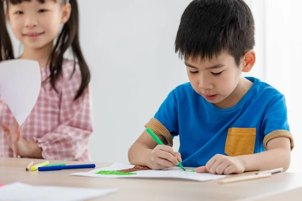Παιδιά Από Την Ασία Χρησιμοποιούν Χρωματιστό Μολύβι Και Στυλό Για — Φωτογραφία Αρχείου