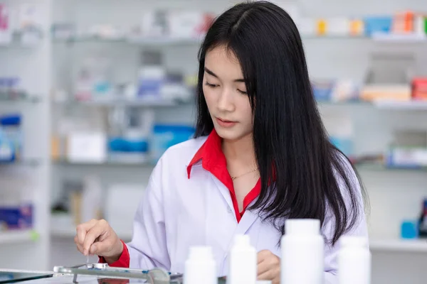 Азиатская Женщина Фармацевт Затуманивает Лекарства Пакетов Аптеке Таиланд Спорта Упором — стоковое фото