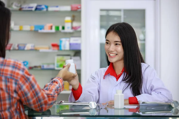 Азиатская Врач Женщина Пациенткой Фоне Аптек Таиланде — стоковое фото