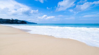 Deniz dalgası kumsaldaki kumlara beyaz köpük yayar Phuket Denizi Tayland geniş açılı düşük açılı deklanşör görüntüsü