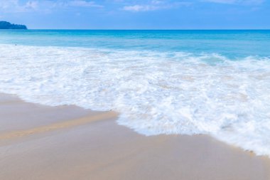 Deniz dalgası kumsaldaki kumlara beyaz köpük yayar Phuket Denizi Tayland geniş açılı düşük açılı deklanşör görüntüsü