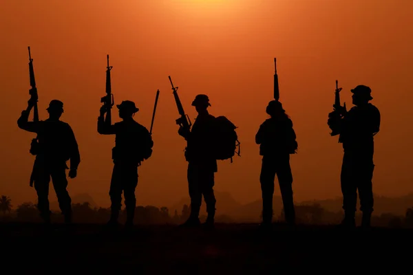 Силует Військового Солдата Або Офіцера Зброєю Заході Сонця Постріл Тримаючи — стокове фото