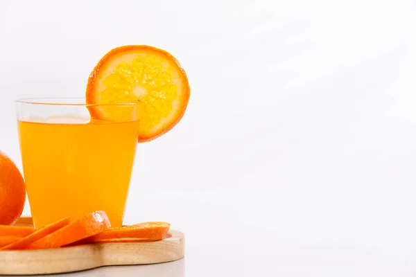 Orange Doré Dans Une Tasse Bois Verre Fruits Sur Une — Photo