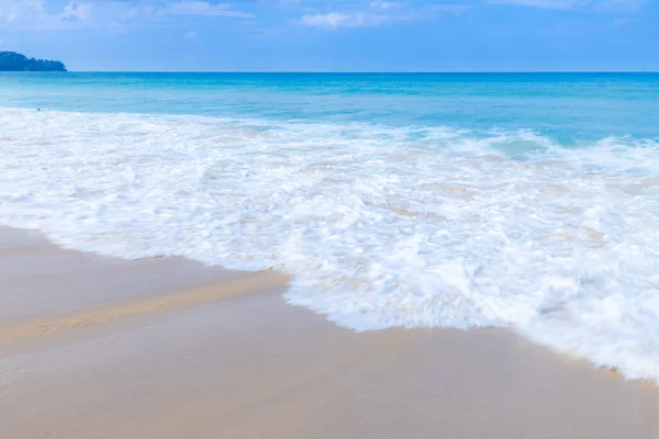 Κύμα Της Θάλασσας Splay Λευκό Αφρό Στην Άμμο Στην Παραλία — Φωτογραφία Αρχείου