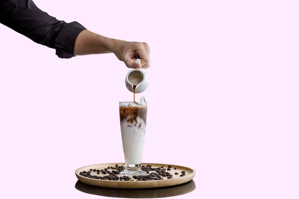 Professionell Barista Hälla Kaffe Och Förbereda Färska Mjölkberedningar Koncept Livsstil — Stockfoto