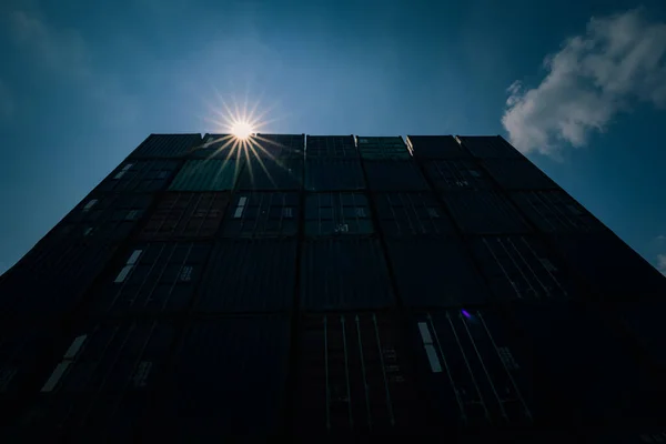シルエット無料コンテナ付き太陽の光青空背景広角ビューショット暗い影のトーン — ストック写真