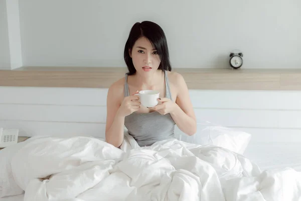 Porttrait Mujer Tailandesa Modelo Están Bebiendo Café Dormitorio Moning Vacaciones —  Fotos de Stock