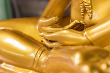 Altın Buda eli meditasyon yapıyor. Yakından.