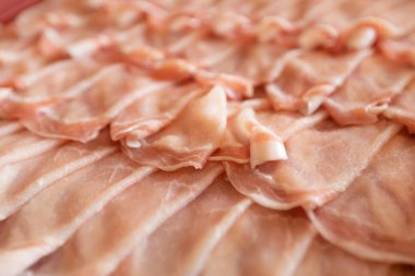 Japonca restoranındaki bir konteynırda domuzlar sırayla kayıyor. Yakından bakınca spor odakları bulanıklaşıyor.